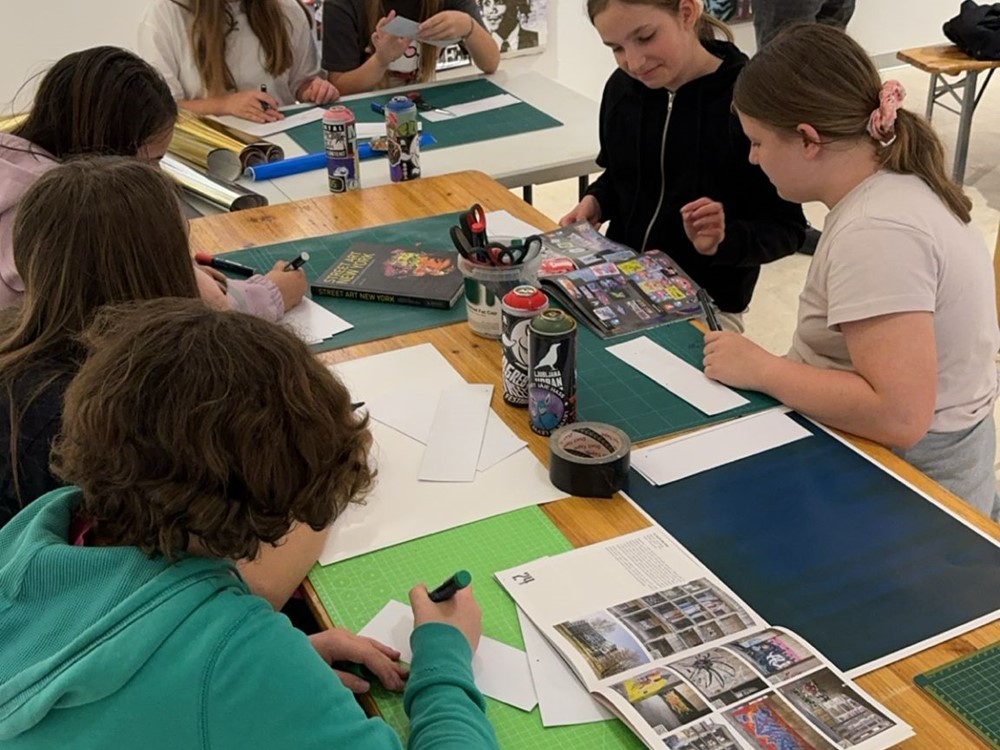 Izložba i radionice stikera i paste upova (naljepnica i postera)