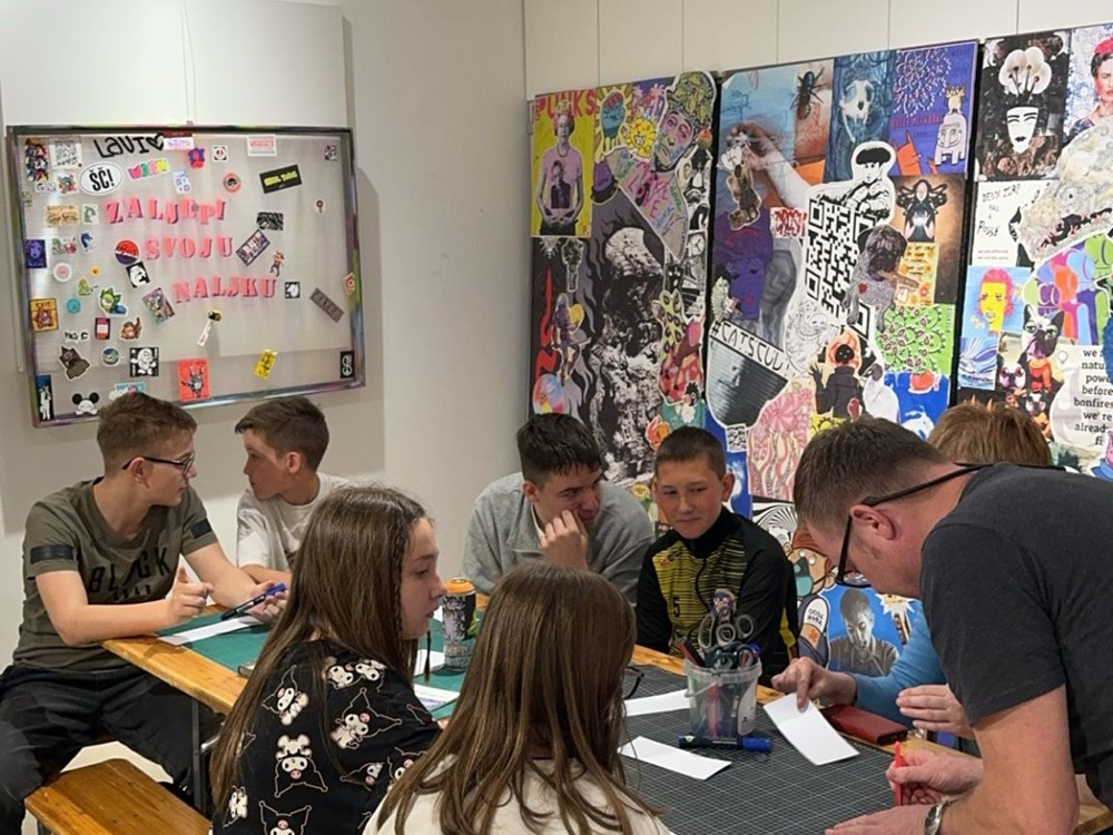 Izložba i radionice stikera i paste upova (naljepnica i postera)