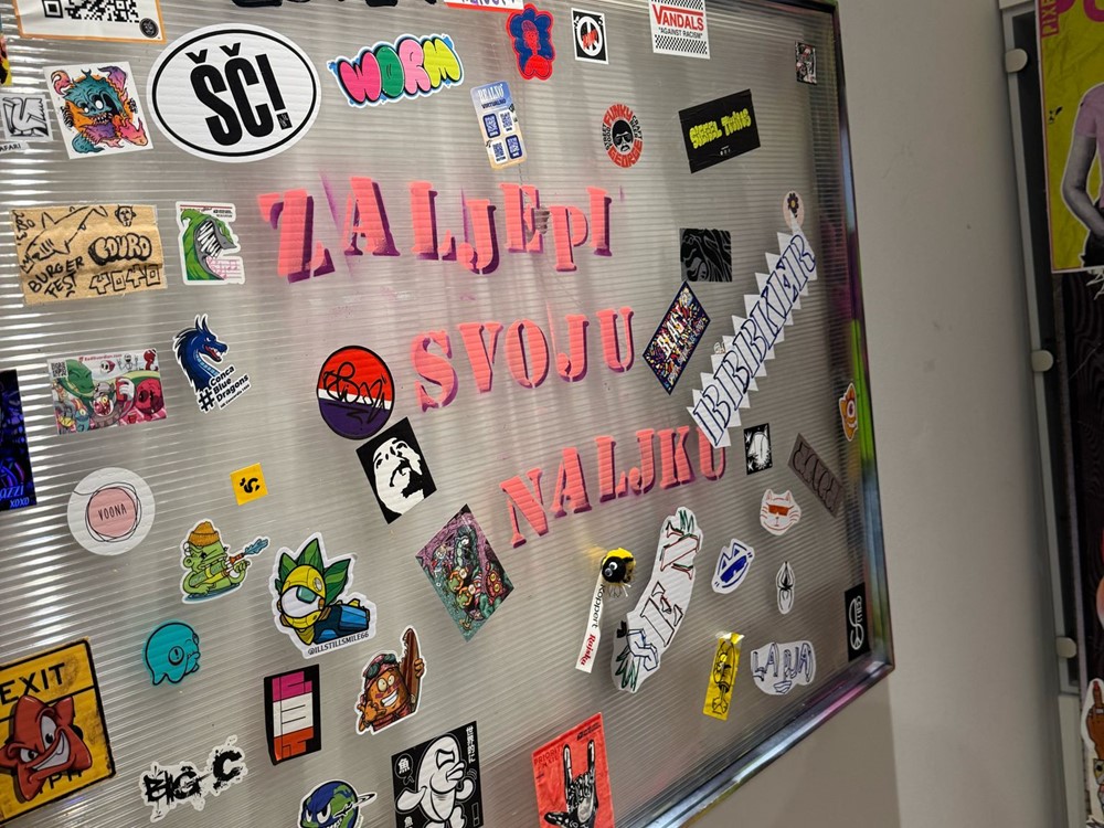 Izložba i radionice stikera i paste upova (naljepnica i postera)