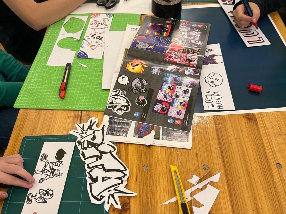 Izložba i radionice stikera i paste upova (naljepnica i postera)